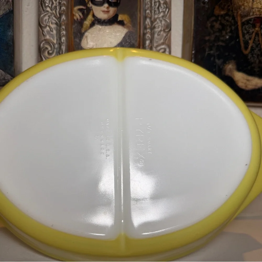 Vintage Pyrex Yellow 1 1/2 QT Divided‎ Casserole Baking Dish